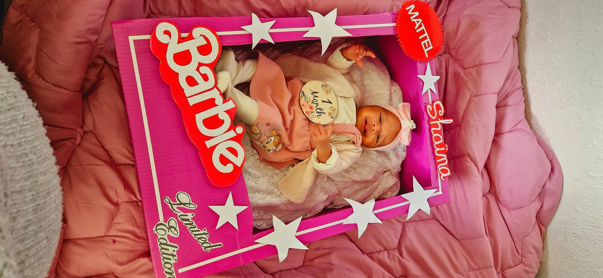 Shaïna participe au concours pour gagner de l'argent avec cette photo : baby, baby_products, bedding, child, comfort, event, flesh, font, headwear, linens, magenta, pattern, person, pink, publication, textile, toddler