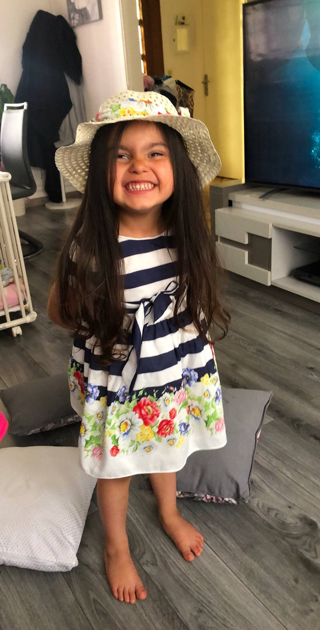 Aylin participe au concours pour gagner de l'argent avec cette photo : child, child_model, clothing, fashion_accessory, hat, headgear, headwear, joy, person, photography, smile, snapshot, sun_hat, toddler