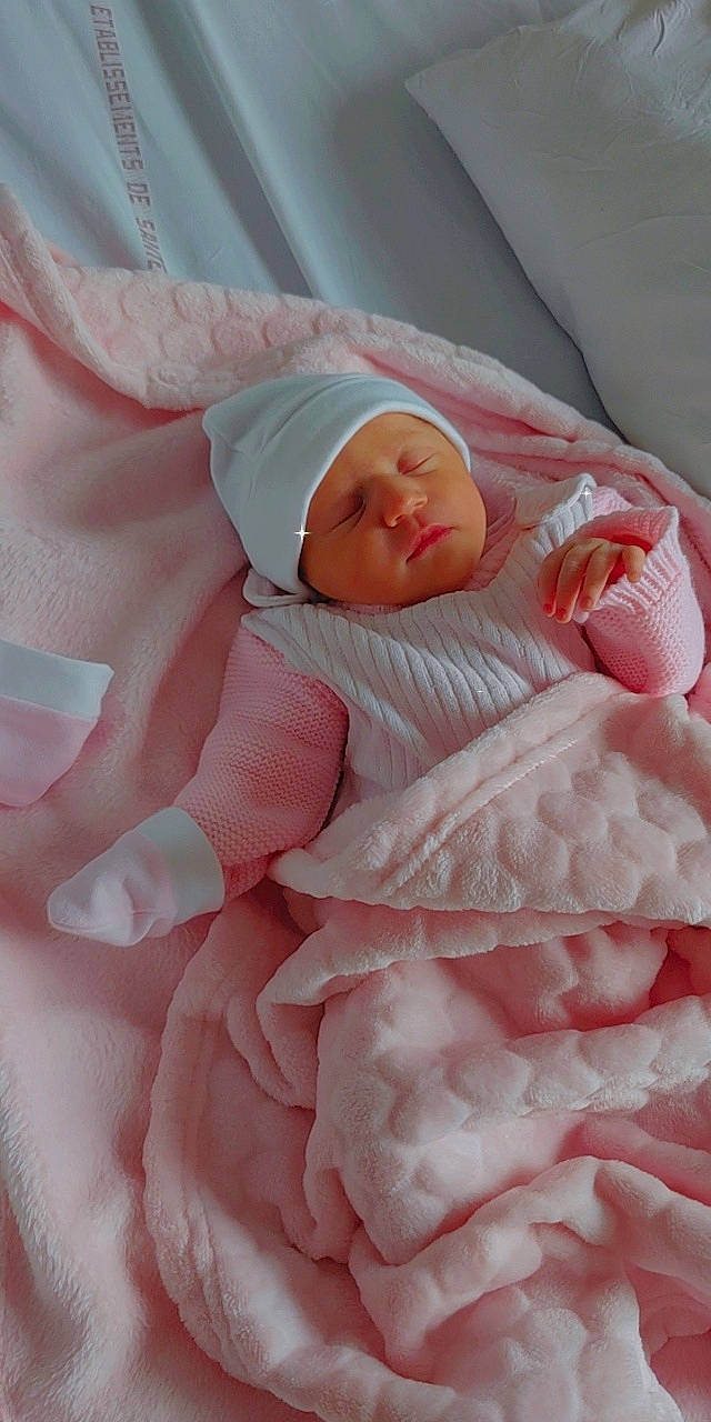 Aleyna a rejoint le concours — aidez-le/la à gagner de superbes lots ! baby, baby_products, baby_safety, baby_sleeping, baby_toddler_clothing, bed_sheet, bedding, bedtime, child, comfort, face, headwear, linens, magenta, peach, person, pink, product, sleeve, textile