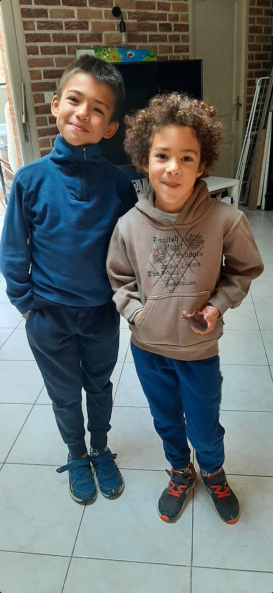 Axel participe au concours pour gagner de l'argent avec cette photo : black, cool, face, footwear, gesture, hair, hairstyle, happy, joint, joy, leg, organ, outerwear, person, photograph, shoe, shoulder, sleeve, smile, standing