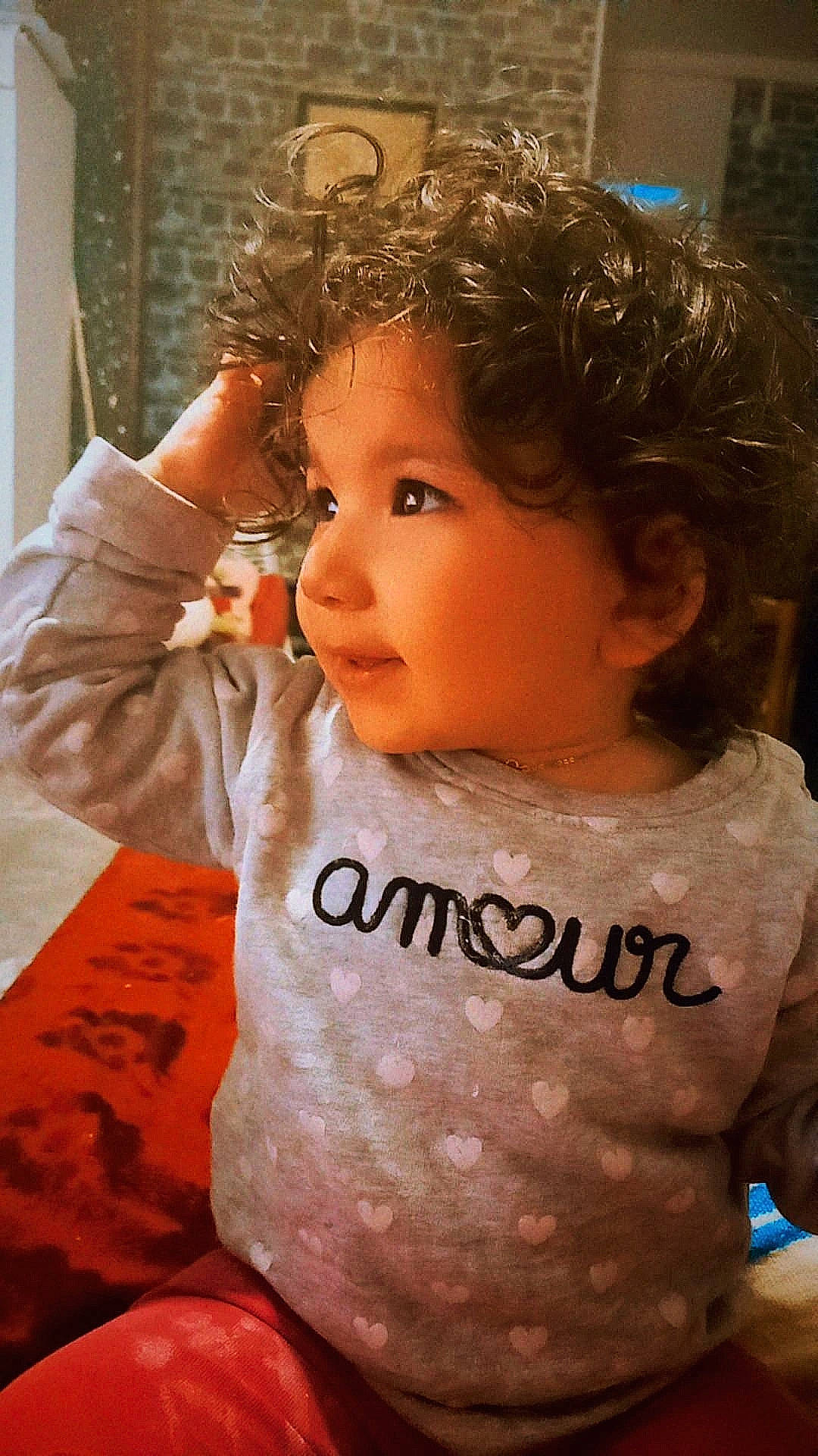 Balkis participe au concours pour gagner de l'argent avec cette photo : arm, baby_toddler_clothing, cheek, chin, eyelash, facial_expression, finger, forehead, hairstyle, hand, happy, iris, lip, mouth, neck, nose, organ, person, pink, skin