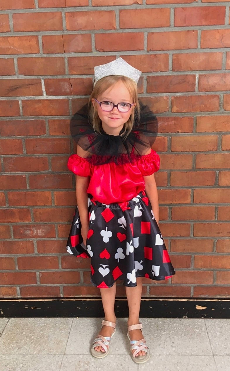 Celia participe au concours pour gagner de l'argent avec cette photo : brick, clothing, day_dress, eyewear, glasses, hair, human_body, joy, knee, neck, orange, outerwear, person, pink, plaid, shoe, shoulder, sleeve, smile, street_fashion