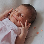 Victoria a rejoint le concours — aidez-le/la à gagner de superbes lots ! baby, infant, smile, face, hand, pink_clothing, blanket, heart, soft_texture, sleepy, cute, newborn, lying_down, skin, portrait, peaceful, child, human, resting, closeup