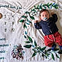 Aaron a rejoint le concours — aidez-le/la à gagner de superbes lots ! baby, child, clothing, cute, decorative_blanket, fox, infant, leaf_wreath, lying_down, milestone_blanket, mushroom, navy_shirt, numbers, pacifier, portrait, raccoon, red_pants, socks, wooden_toy, woodland_animals