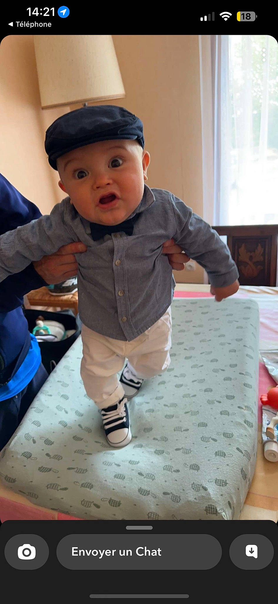 Tiago participe au concours pour gagner de l'argent avec cette photo : baby, baby_toddler_clothing, baseball_cap, cap, child, comfort, floor, flooring, fun, hat, headwear, linens, pattern, person, personal_protective_equipment, play, room, sitting, sleeve, surprise