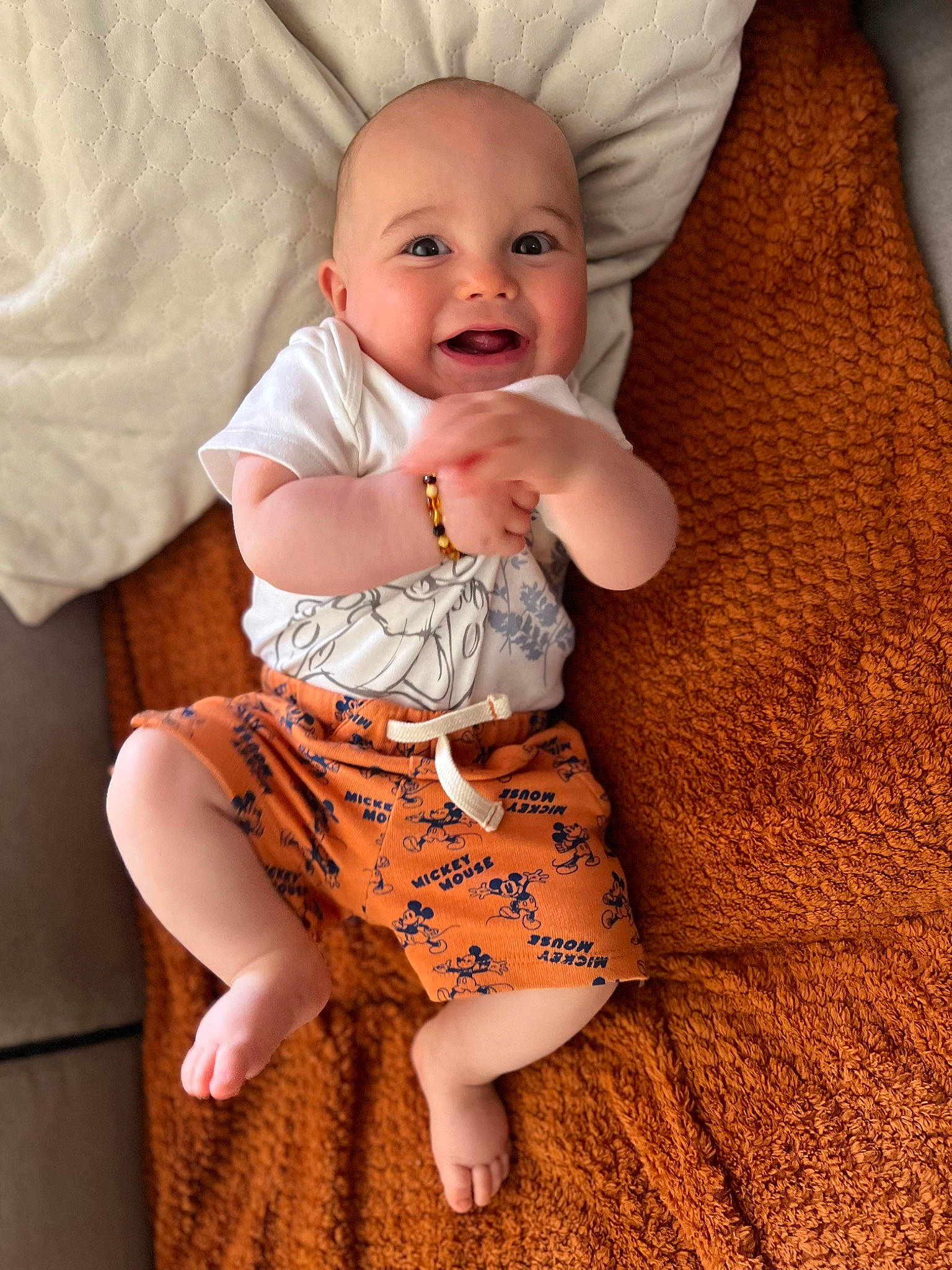 Tiago a rejoint le concours — aidez-le/la à gagner de superbes lots ! baby, baby_toddler_clothing, cheek, child, chin, collar, comfort, eye, finger, happy, head, iris, organ, pattern, person, pink, sitting, skin, sleeve, smile