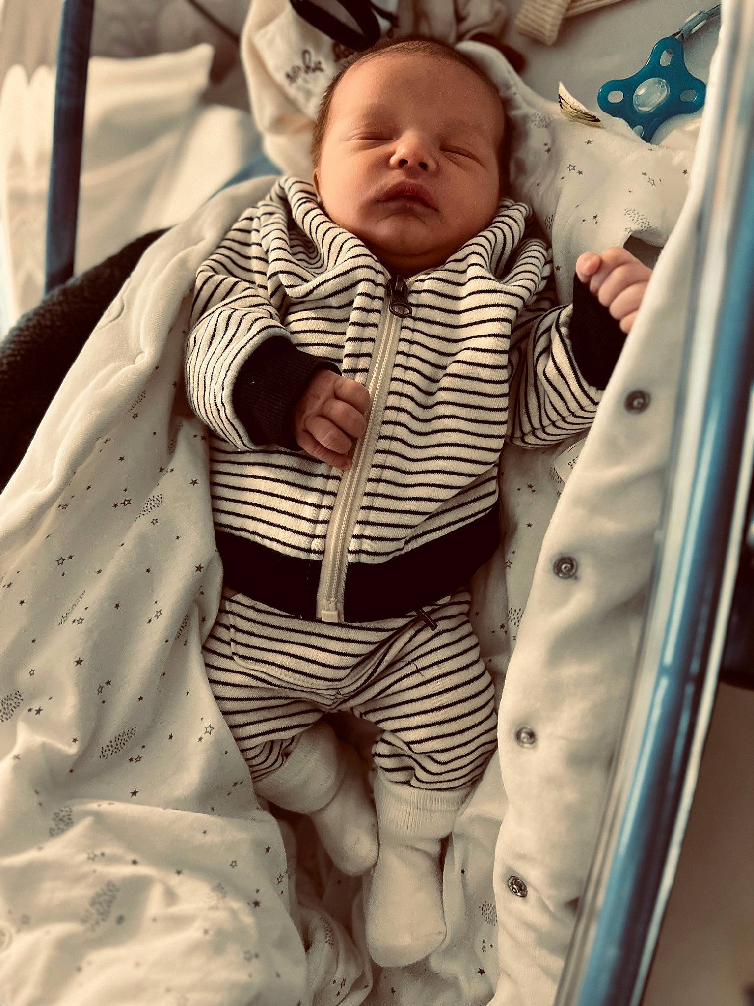 Tiago a rejoint le concours — aidez-le/la à gagner de superbes lots ! abdomen, baby, baby_products, baby_safety, baby_sleeping, baby_toddler_clothing, cheek, child, collar, comfort, facial_expression, gesture, happy, linens, mouth, pattern, person, skin, sleeve, textile