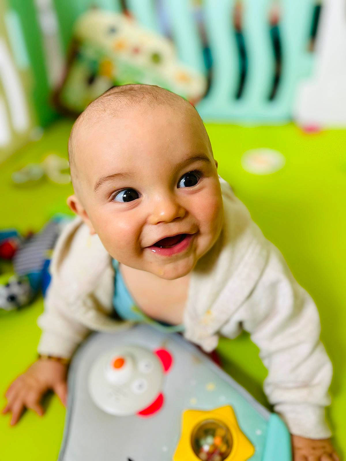 Tiago participe au concours pour gagner de l'argent avec cette photo : baby, baby_playing_with_toys, baby_products, baby_toddler_clothing, baby_toys, cheek, child, chin, eye, fun, happy, joy, nose, person, play, product, room, sitting, skin, smile