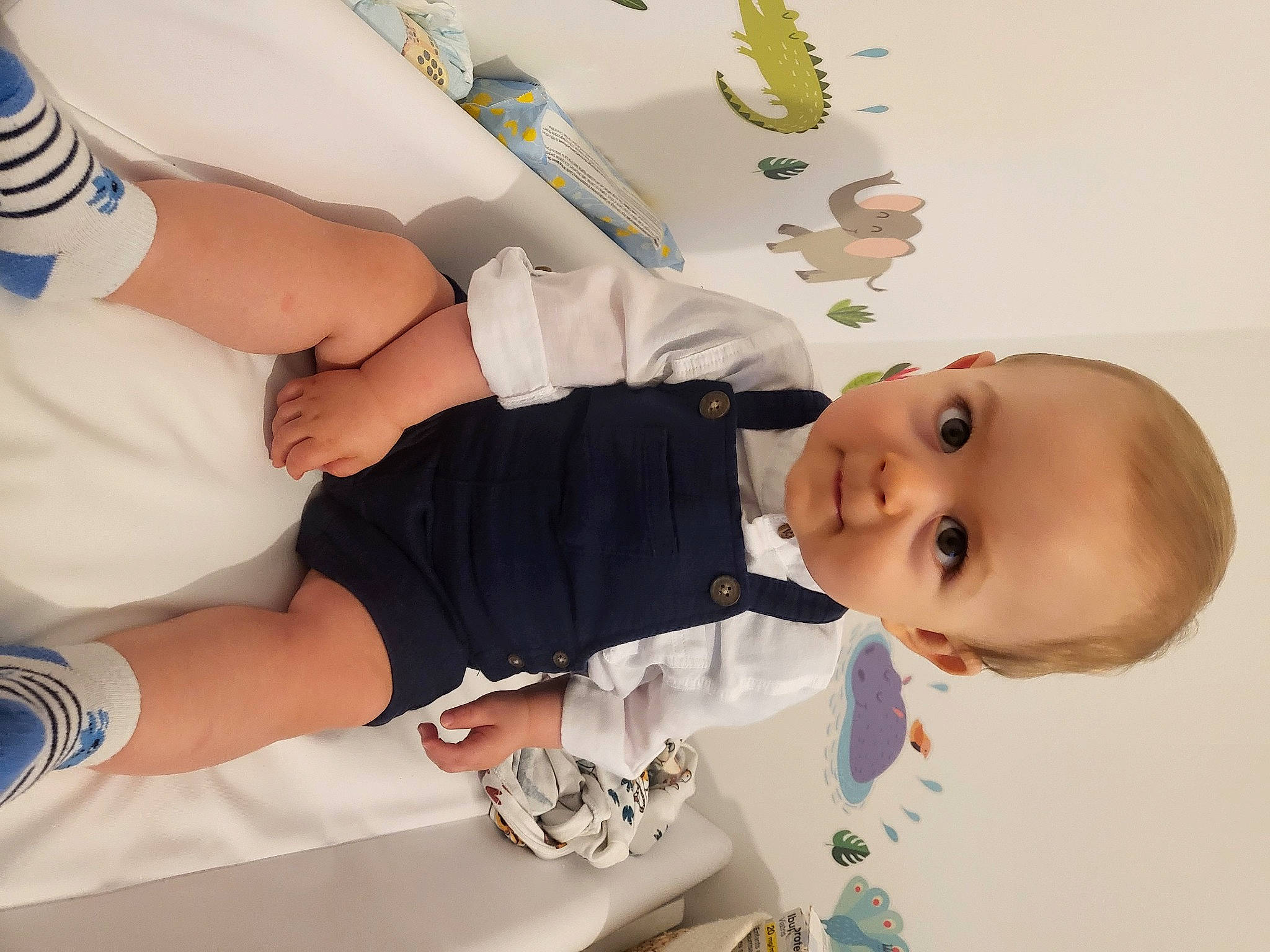 Diego participe au concours pour gagner de l'argent avec cette photo : baby, baby_products, baby_toddler_clothing, child, comfort, elbow, finger, happy, human_leg, joint, knee, mouth, nail, person, room, sitting, sleeve, thigh, thumb, toddler
