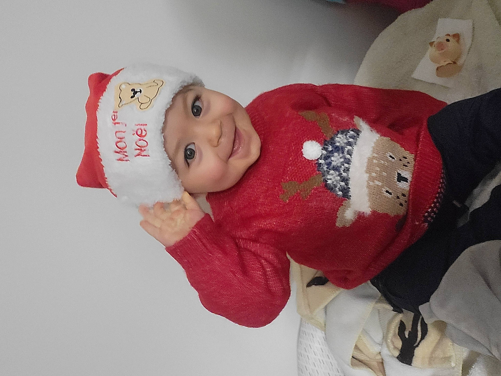 Diego participe au concours pour gagner de l'argent avec cette photo : arm, baby, baby_toddler_clothing, beauty, carmine, child, christmas, christmas_eve, comfort, event, happy, headwear, holiday, human, joy, people, person, sleeve, smile, textile
