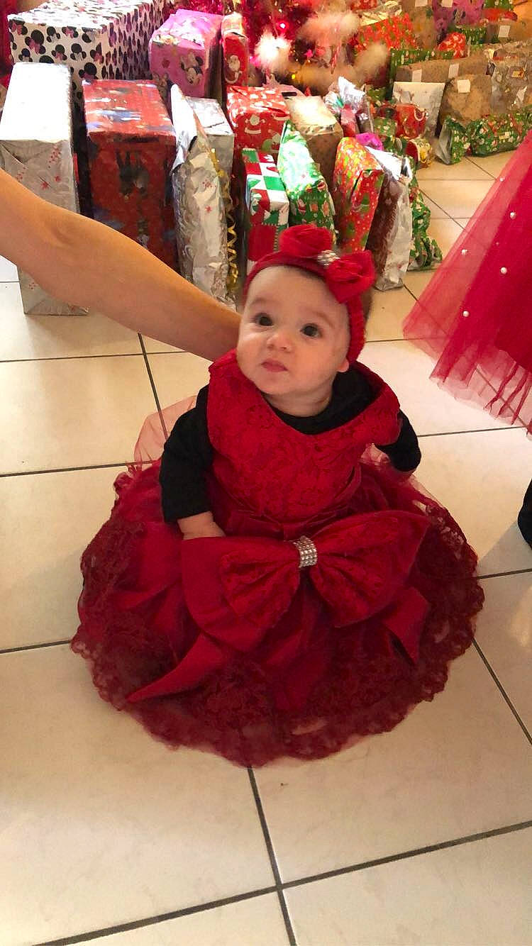Kaëlya a rejoint le concours — aidez-le/la à gagner de superbes lots ! baby, child, costume, costume_design, dress, event, fashion_design, flooring, fun, fur, holiday, magenta, person, pink, red, santa_claus, sitting, temple, toddler, tradition