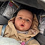 Lola a rejoint le concours — aidez-le/la à gagner de superbes lots ! baby, infant, car_seat, beige_coat, blanket, pacifier, child, face, cute, indoors, closeup, expression, seatbelt, soft_toy, young_child, portrait, headwear, warm_clothing, person, comfort