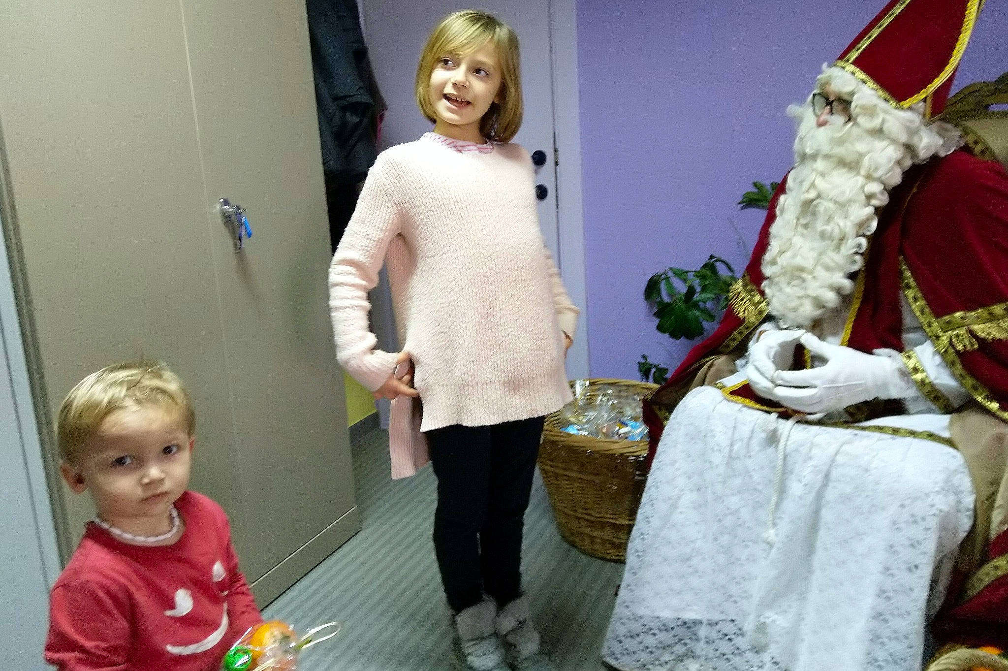 Charlotte participe au concours pour gagner de l'argent avec cette photo : child, christmas, event, girl, holiday, joy, person, product, room, textile