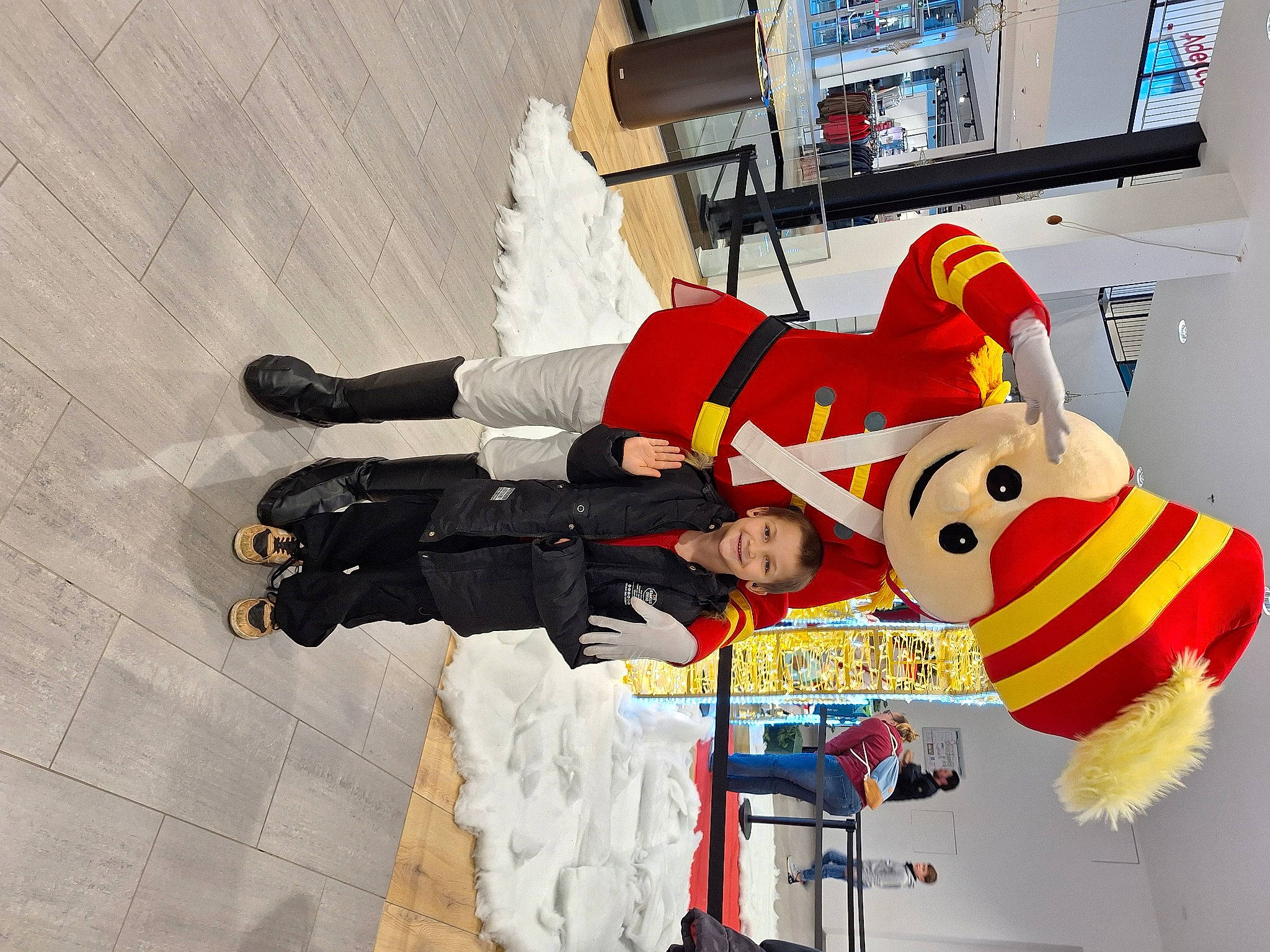 Chleo a rejoint le concours — aidez-le/la à gagner de superbes lots ! art, carmine, event, fictional_character, flooring, fun, home_appliance, joy, mascot, person, picture_frame, refrigerator, television