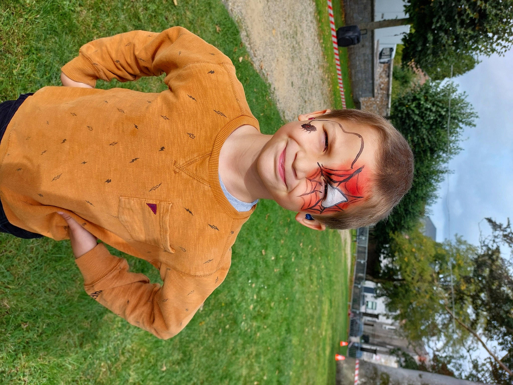 Chleo participe au concours pour gagner de l'argent avec cette photo : art, child, fun, garden, glasses, grass, happy, joy, lawn_ornament, leisure, nose, organism, people_in_nature, person, plant, sculpture, sky, statue, toddler, tree