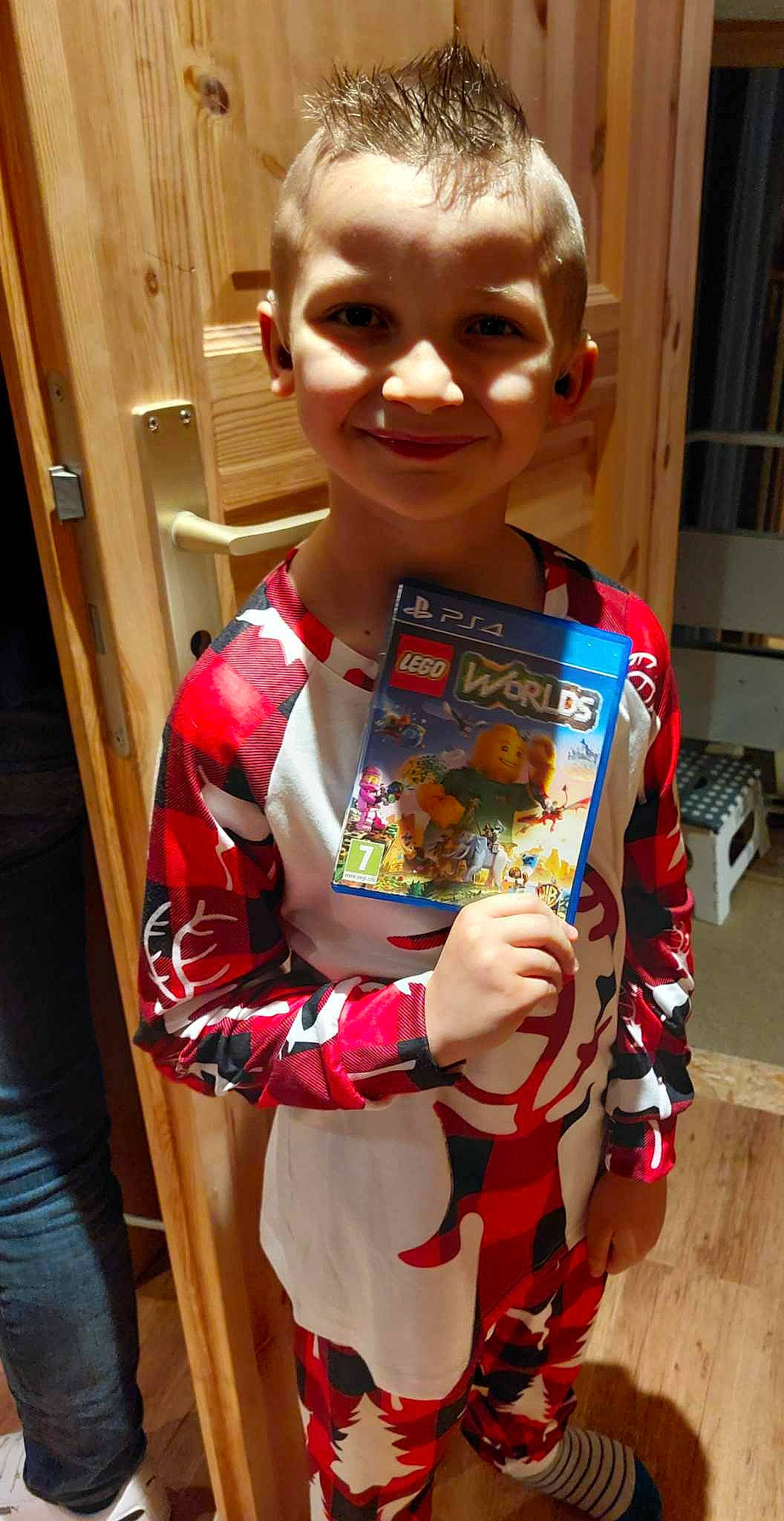 Chleo participe au concours pour gagner de l'argent avec cette photo : art, belt, child, costume, event, fashion_design, fun, happy, jewellery, joy, necklace, pattern, person, room, sleeve, smile, t_shirt, tradition, vintage_clothing, visual_arts