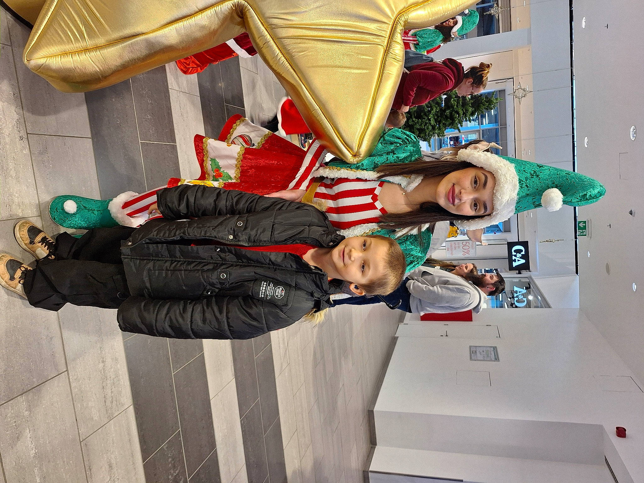 Chleo a rejoint le concours — aidez-le/la à gagner de superbes lots ! boot, costume, event, eyewear, fictional_character, fun, headwear, human_leg, joy, machine, person, smile, snapshot, thigh