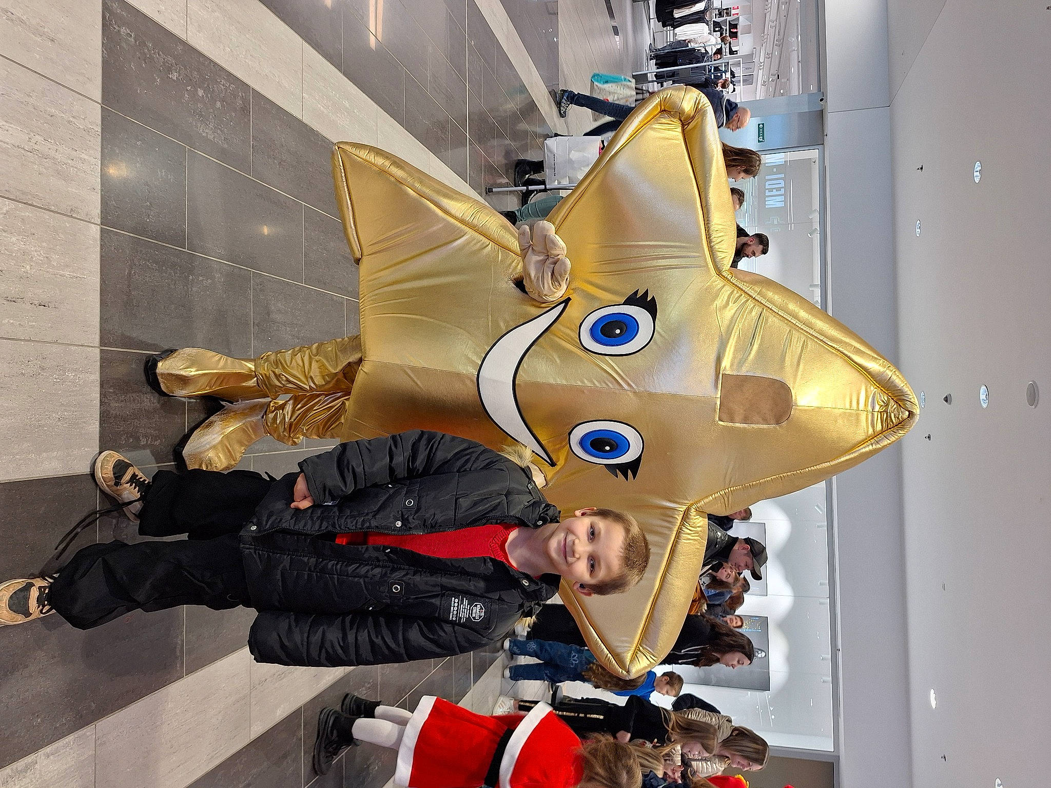 Chleo a rejoint le concours — aidez-le/la à gagner de superbes lots ! aerospace_engineering, armour, art, carmine, costume, fictional_character, fun, headwear, joy, metal, paper, person, space, star, visual_arts, wing