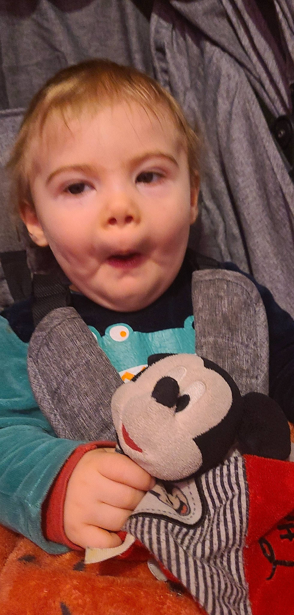 Thayron participe au concours pour gagner de l'argent avec cette photo : baby, baby_toddler_clothing, cheek, chin, cool, eyelash, face, finger, fun, hand, happy, iris, lip, mammal, nose, person, product, skin, sleeve, smile