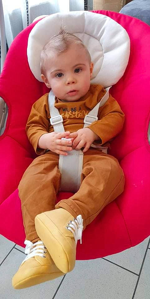 Thayron participe au concours pour gagner de l'argent avec cette photo : baby, baby_toddler_clothing, chair, child, comfort, event, flash_photography, fun, happy, human_leg, lap, leg, leisure, orange, person, pink, red, sitting, skin, thigh