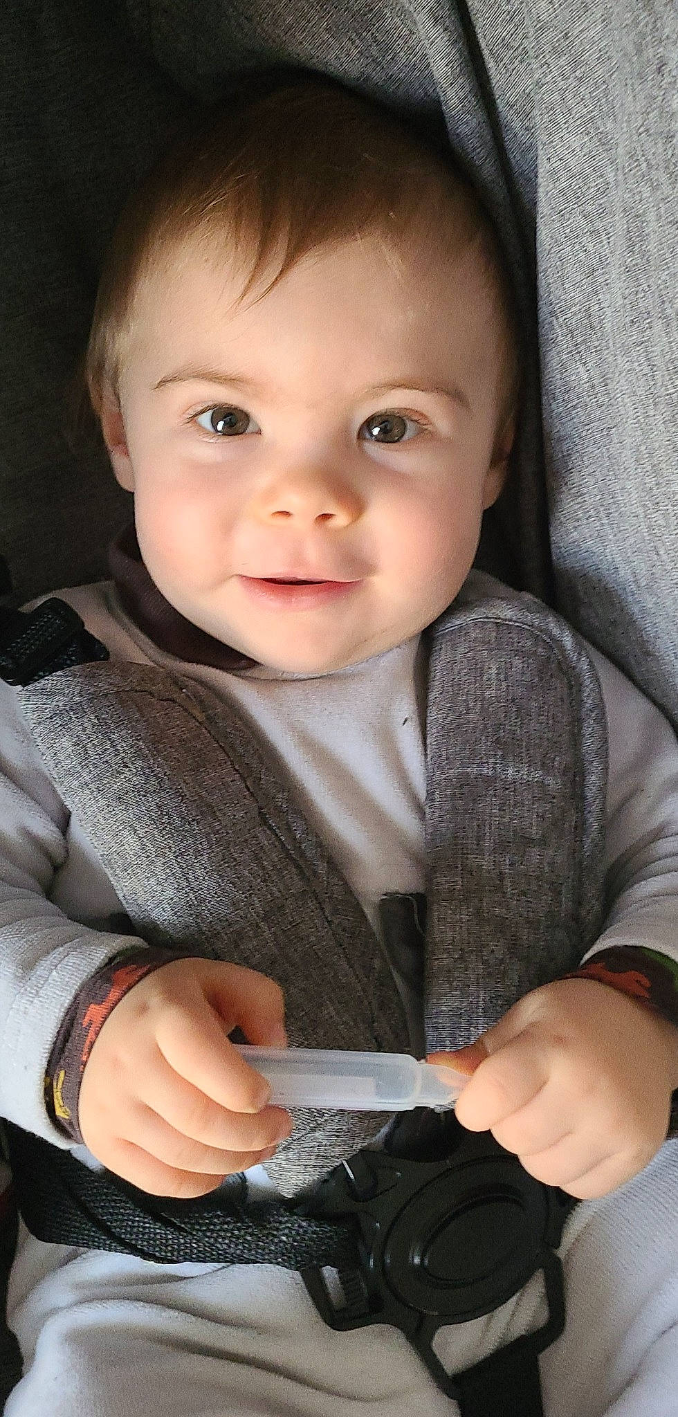 Thayron a rejoint le concours — aidez-le/la à gagner de superbes lots ! baby, baby_toddler_clothing, cheek, child, collar, comfort, eyebrow, face, finger, flash_photography, gesture, hand, happy, lip, nose, person, seat_belt, sitting, sleeve, smile