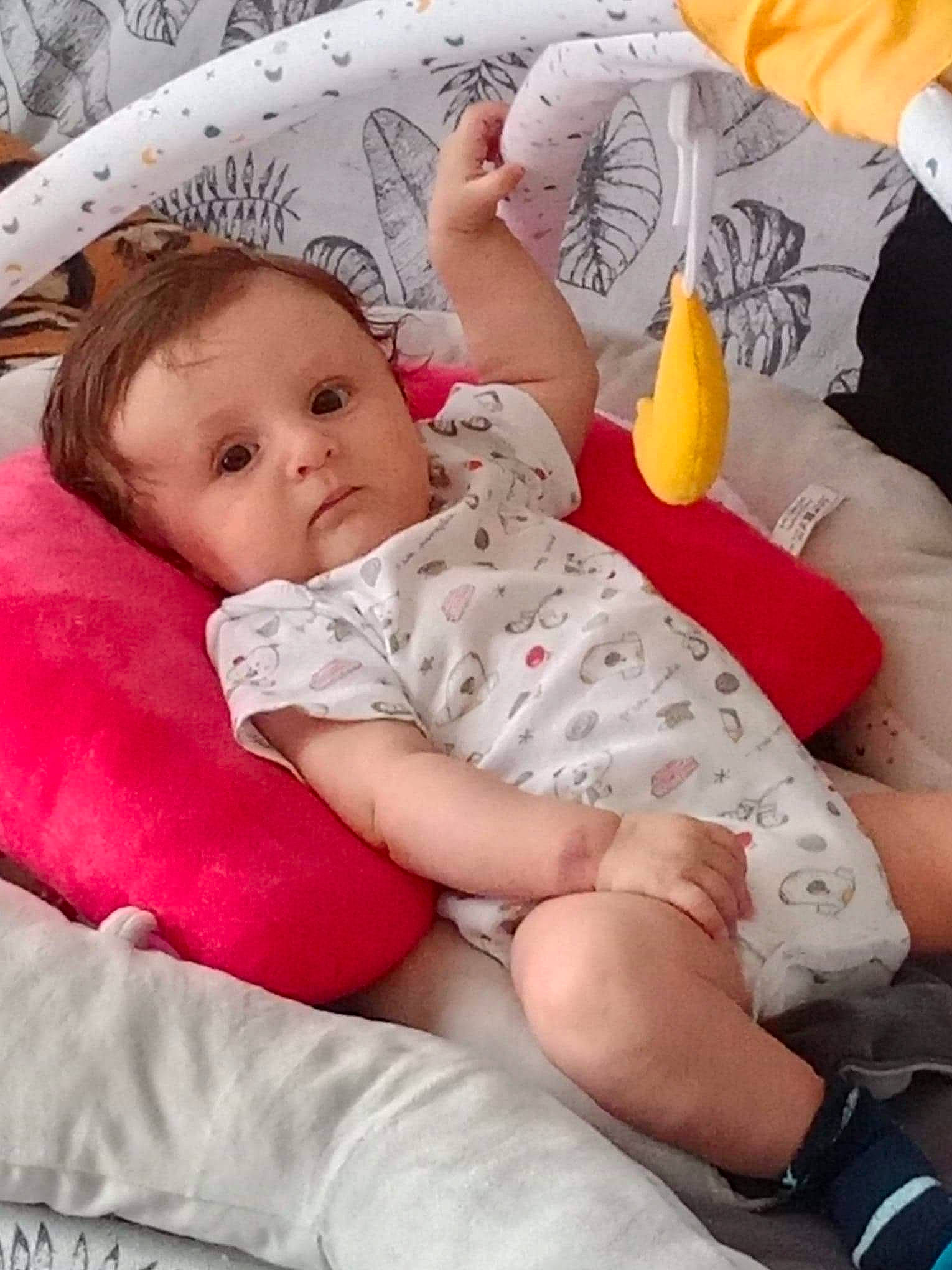 Soann a rejoint le concours — aidez-le/la à gagner de superbes lots ! abdomen, baby, baby_toddler_clothing, barefoot, child, comfort, elbow, foot, happy, human_leg, knee, lap, leg, person, sitting, skin, stomach, thigh, toddler, watch