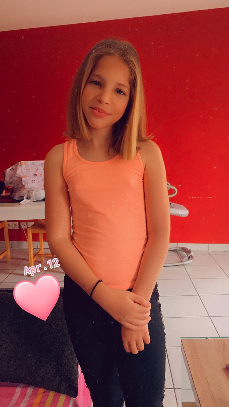 Jessica participe au concours pour gagner de l'argent avec cette photo : abdomen, arm, blond, brown_hair, clothing, human_body, joy, leg, long_hair, neck, peach, person, pink, shoulder, sitting, stomach, thigh, top, trunk