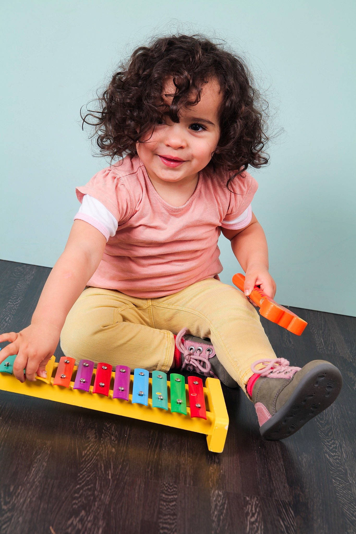 Mariah participe au concours pour gagner de l'argent avec cette photo : brown_hair, child, child_model, fun, girl, infant, person, pink, play, sitting, skin, smile, toddler