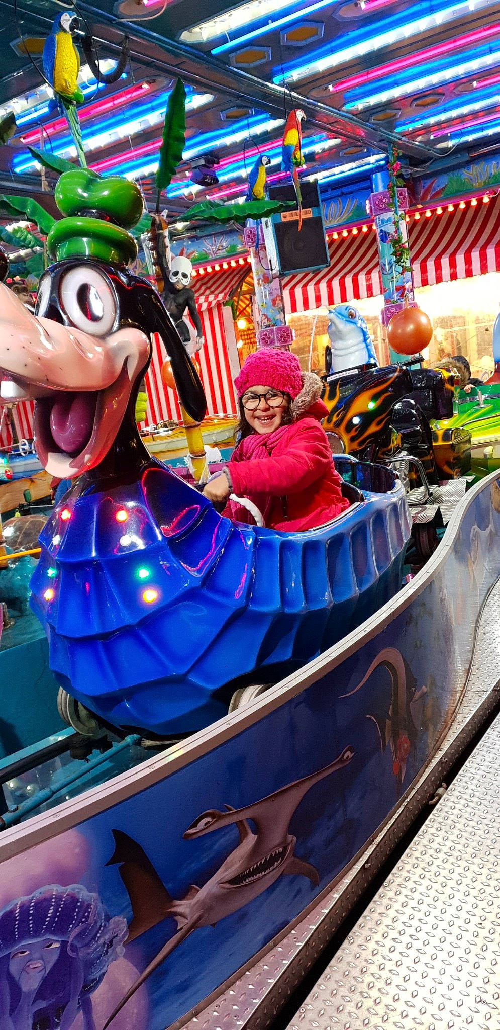 Léna participe au concours pour gagner de l'argent avec cette photo : amusement_park, amusement_ride, car, carousel, fair, festival, fun, joy, leisure, park, person, recreation