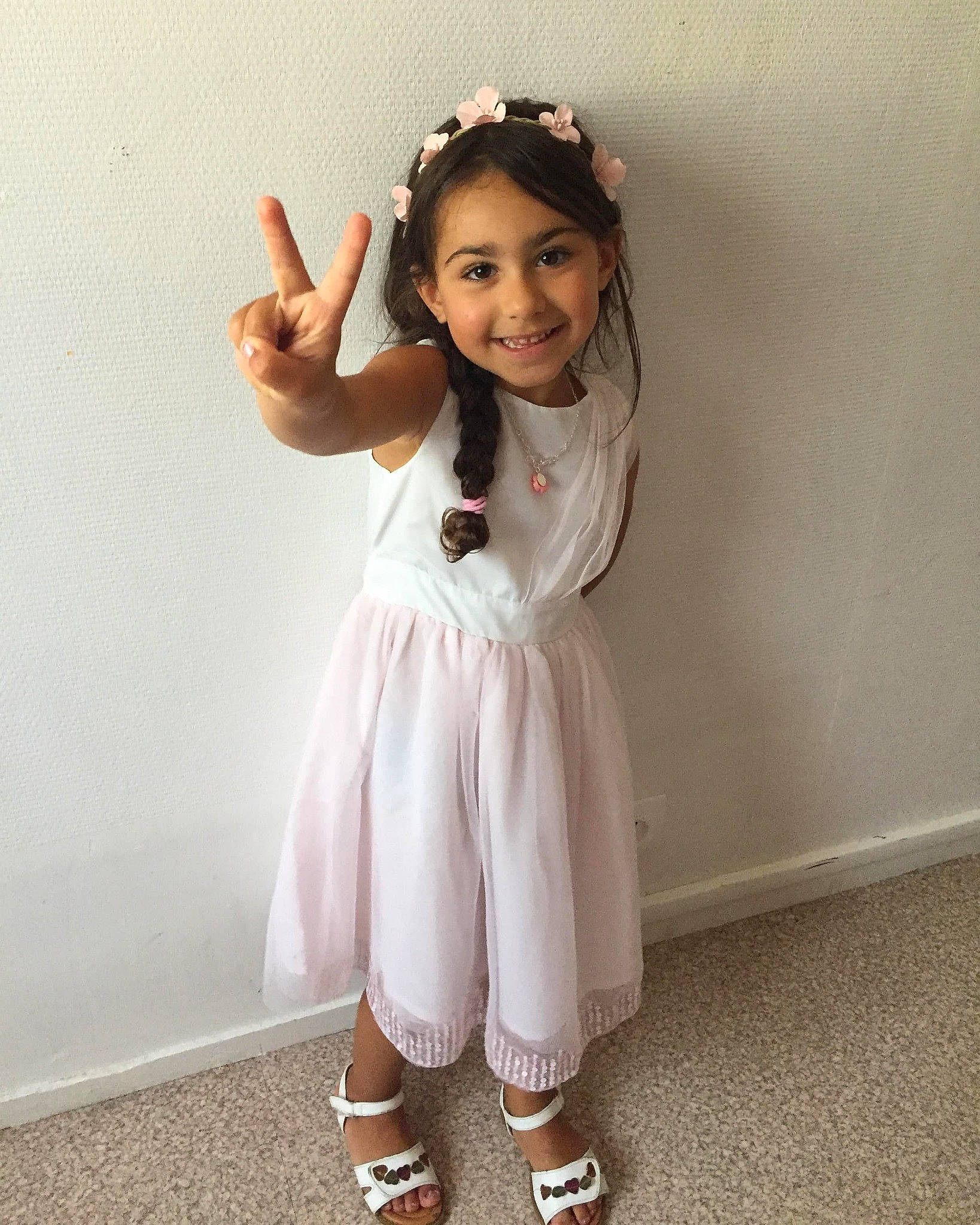 Léna participe au concours pour gagner de l'argent avec cette photo : abdomen, child, child_model, costume, girl, hair_accessory, joy, person, pink, shoe, shoulder, sleeve, toddler, white