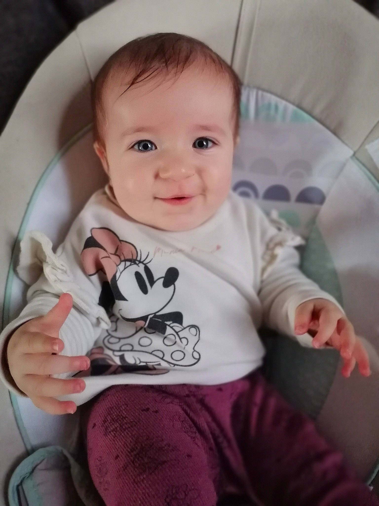émilia participe au concours pour gagner de l'argent avec cette photo : baby, baby_toddler_clothing, cheek, child, comfort, eye, eyebrow, facial_expression, finger, happy, iris, neck, nose, person, pink, product, skin, sleeve, smile, t_shirt