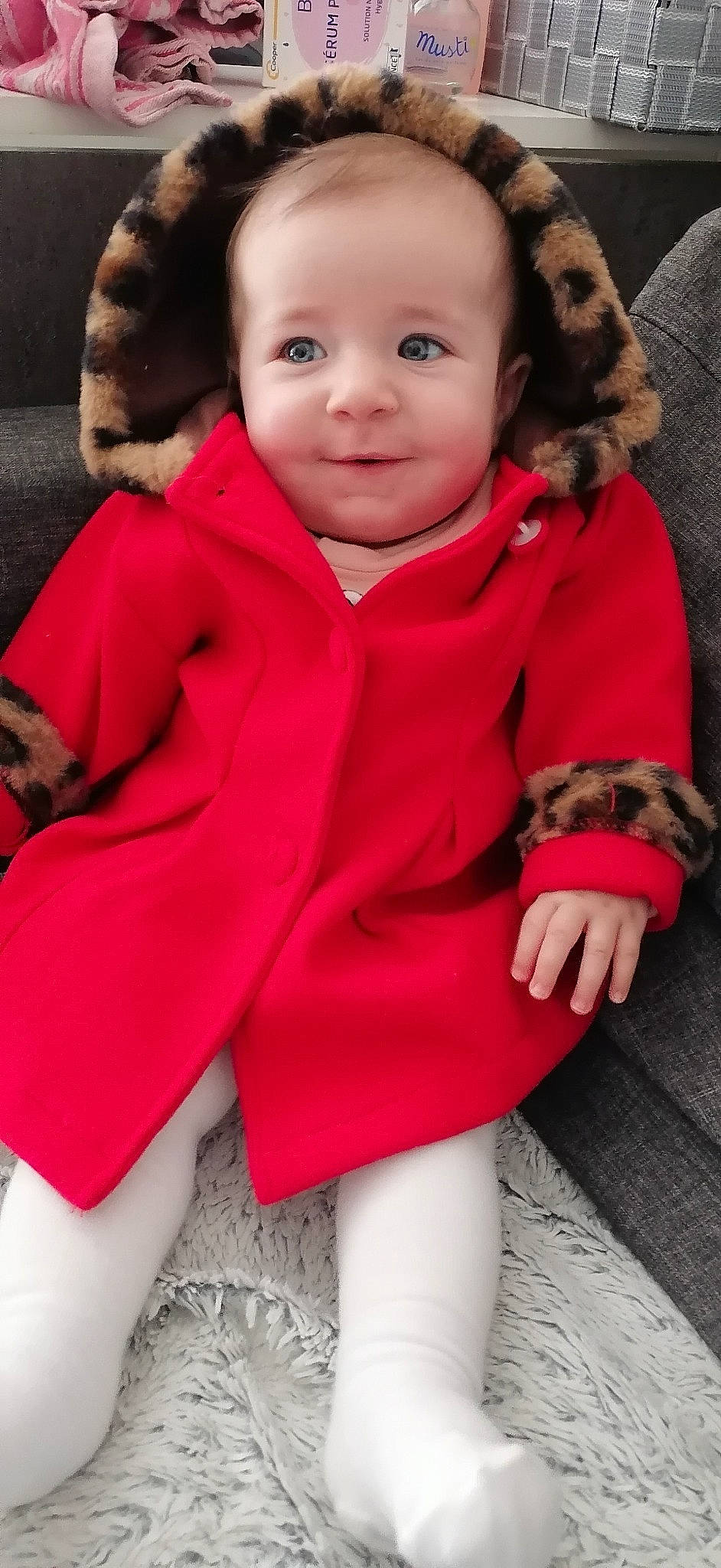 émilia participe au concours pour gagner de l'argent avec cette photo : baby_toddler_clothing, collar, dress, eye, face, gesture, hand, happy, head, jacket, lip, neck, outerwear, person, pink, red, skin, sleeve, smile, toddler