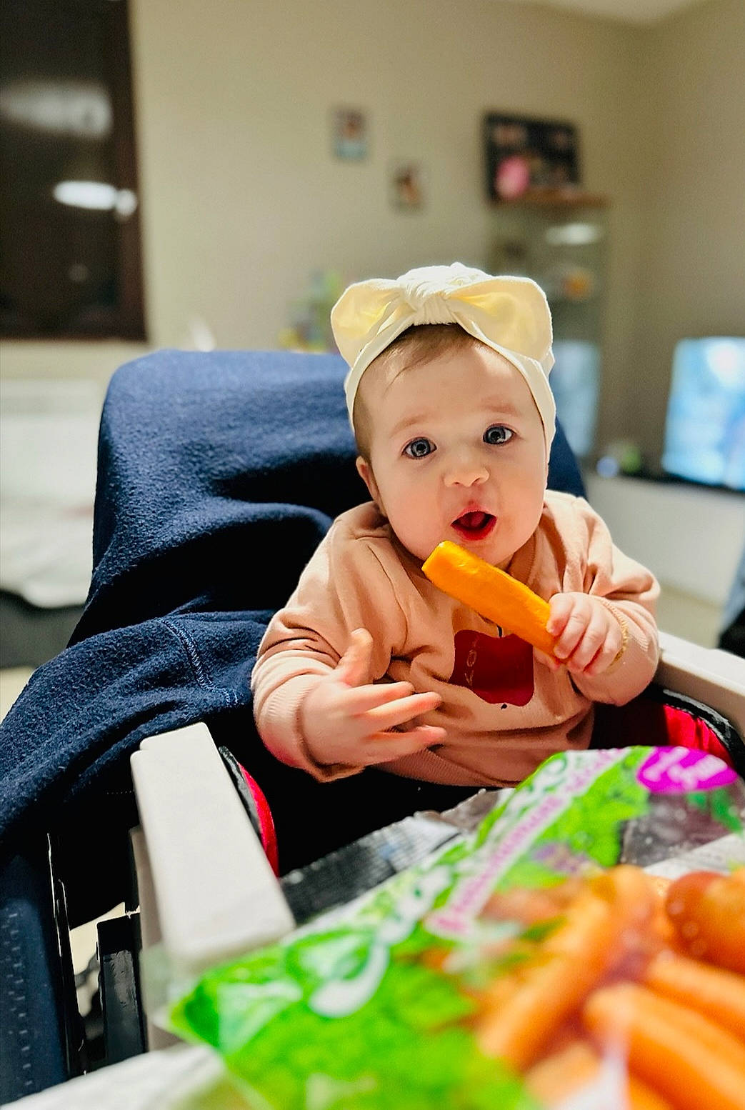 émilia participe au concours pour gagner de l'argent avec cette photo : baby, baby_toddler_clothing, carrot, chair, child, comfort_food, food, fruit, fun, happy, hat, junk_food, local_food, natural_foods, person, picture_frame, produce, sitting, surprise, toddler