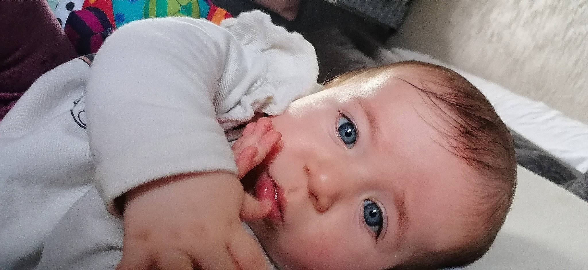 émilia participe au concours pour gagner de l'argent avec cette photo : baby, cheek, child, comfort, ear, eyebrow, eyelash, flash_photography, forehead, gesture, happy, iris, lip, mouth, nail, neck, no_expression, nose, person, skin