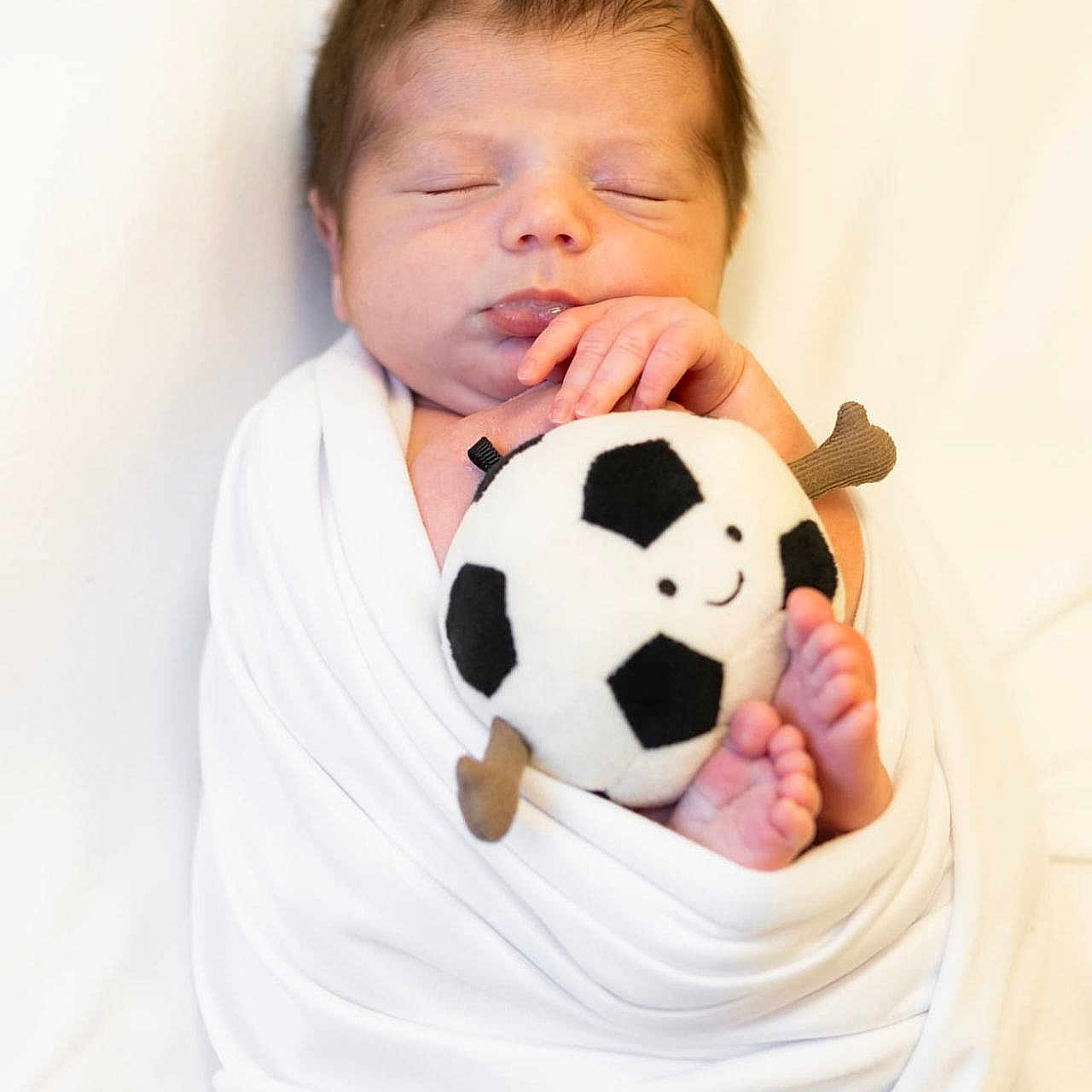 Zozo a rejoint le concours — aidez-le/la à gagner de superbes lots ! adorable, baby, blanket, child, cozy, cute, face, feet, hand, infant, newborn, peaceful, plush_toy, portrait, resting, sleeping, soccer_ball, soft, white_background, wrapped