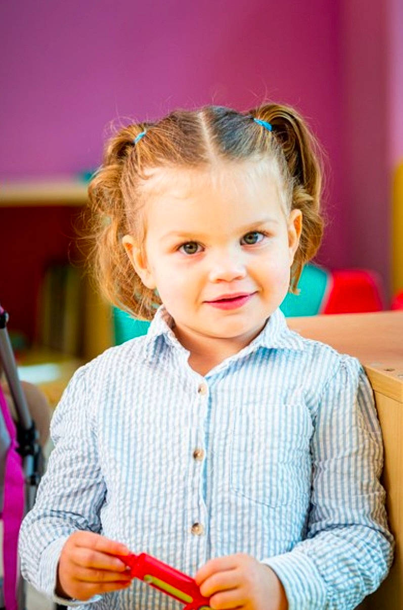 Maïwenn participe au concours pour gagner de l'argent avec cette photo : beauty, blond, chair, cheek, child, electric_blue, event, eye, fun, happy, head, iris, joy, organ, person, play, room, sitting, skin, smile