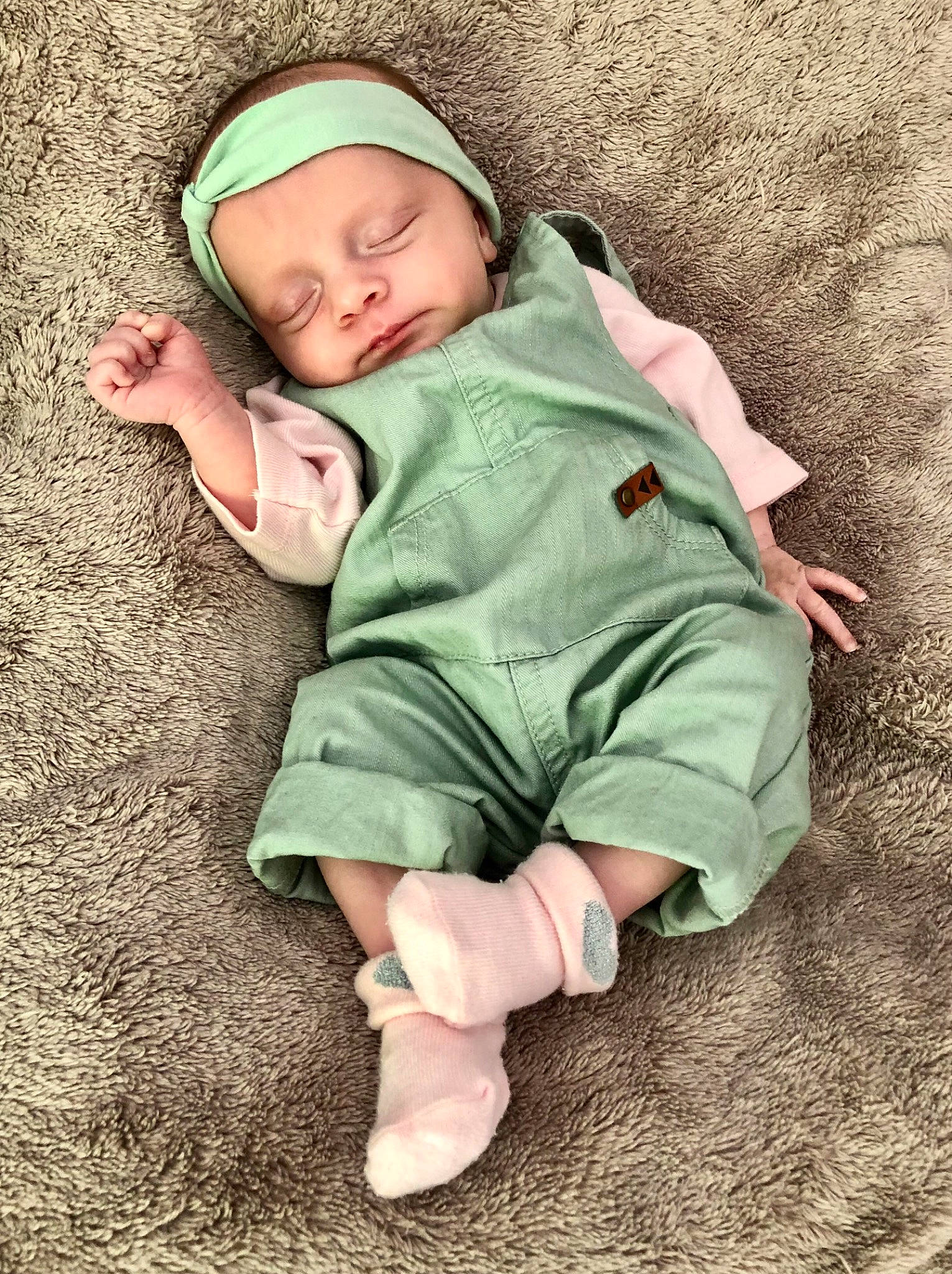 Aaliyah participe au concours pour gagner de l'argent avec cette photo : baby, baby_toddler_clothing, beauty, cap, comfort, eye, face, facial_expression, finger, grass, hand, headgear, headwear, leaf, leg, linens, people_in_nature, person, skin, sleeve