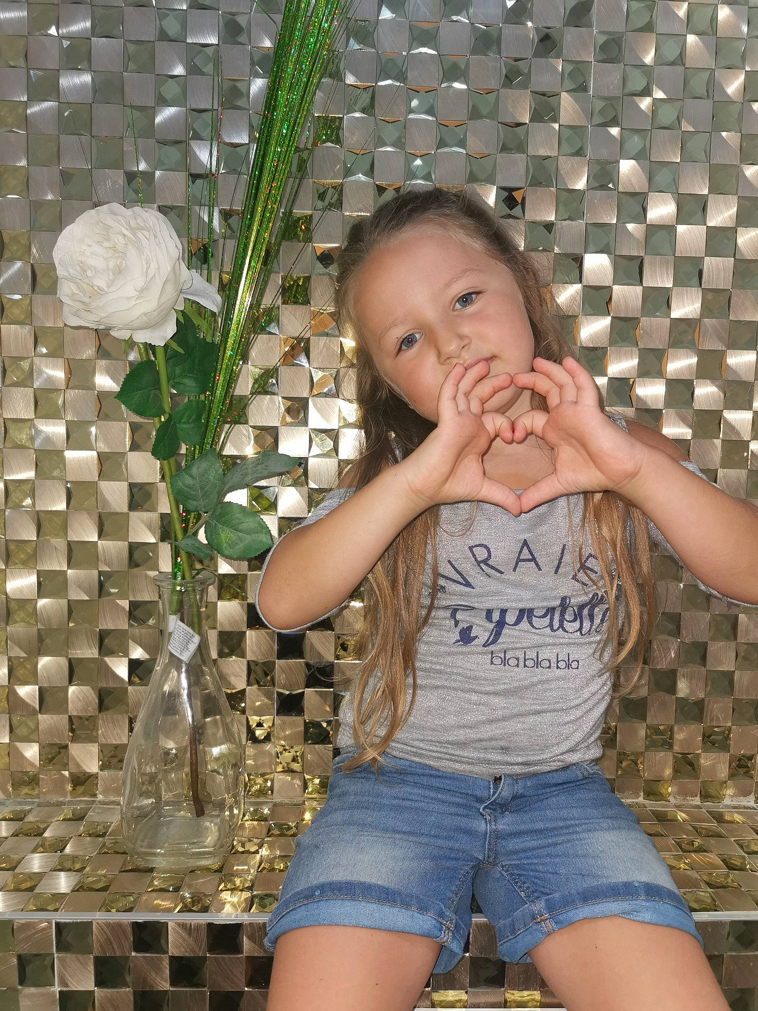 Elyana participe au concours pour gagner de l'argent avec cette photo : eye, face, finger, flash_photography, hairstyle, happy, head, human, jean_short, joint, leg, muscle, organ, person, plant, product, shorts, shoulder, skin, standing