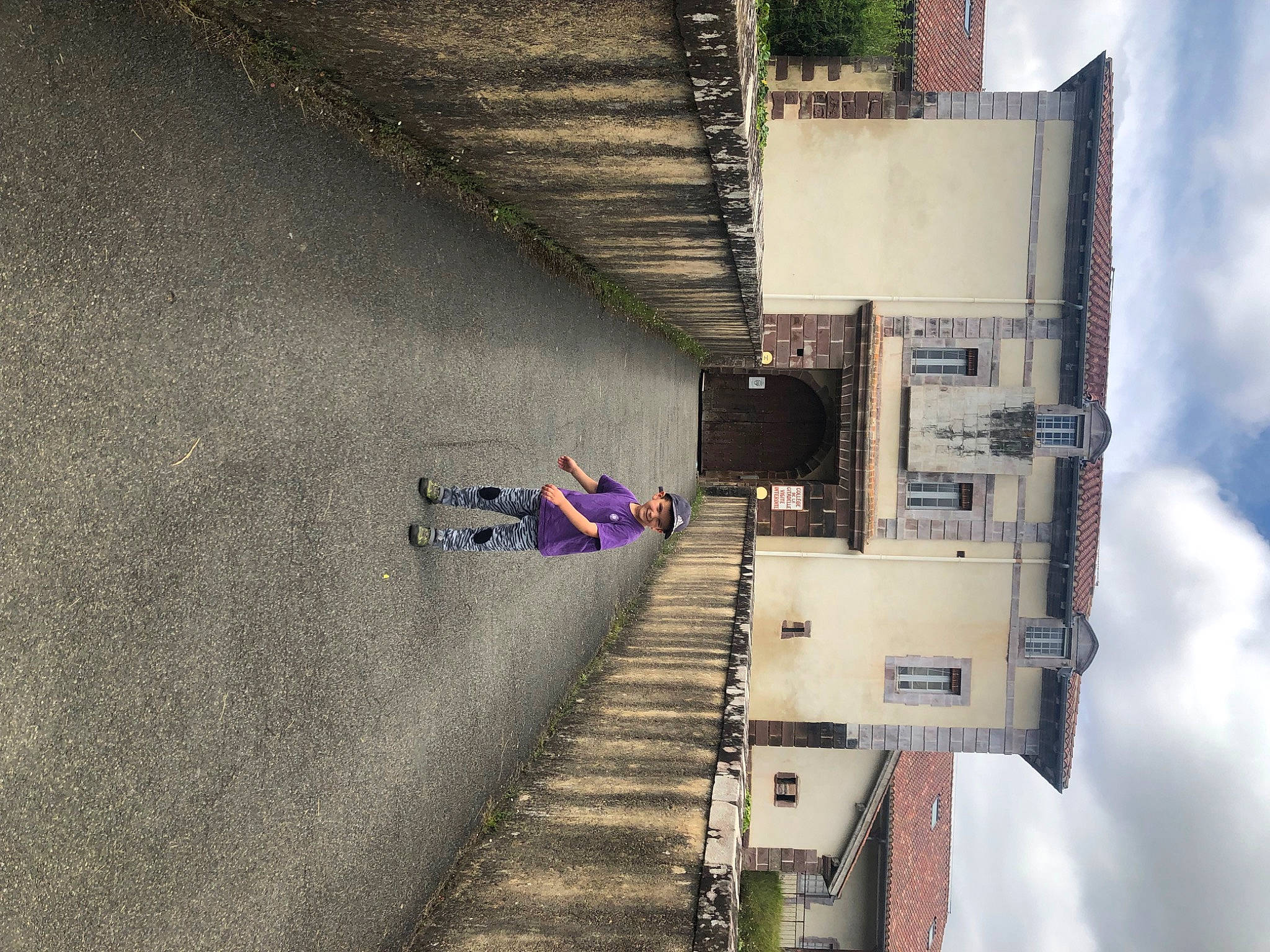 Mathys a rejoint le concours — aidez-le/la à gagner de superbes lots ! art, asphalt, building, city, cloud, composite_material, concrete, facade, grey, headwear, joy, line, material_property, person, reflection, road, road_surface, sidewalk, sky, space