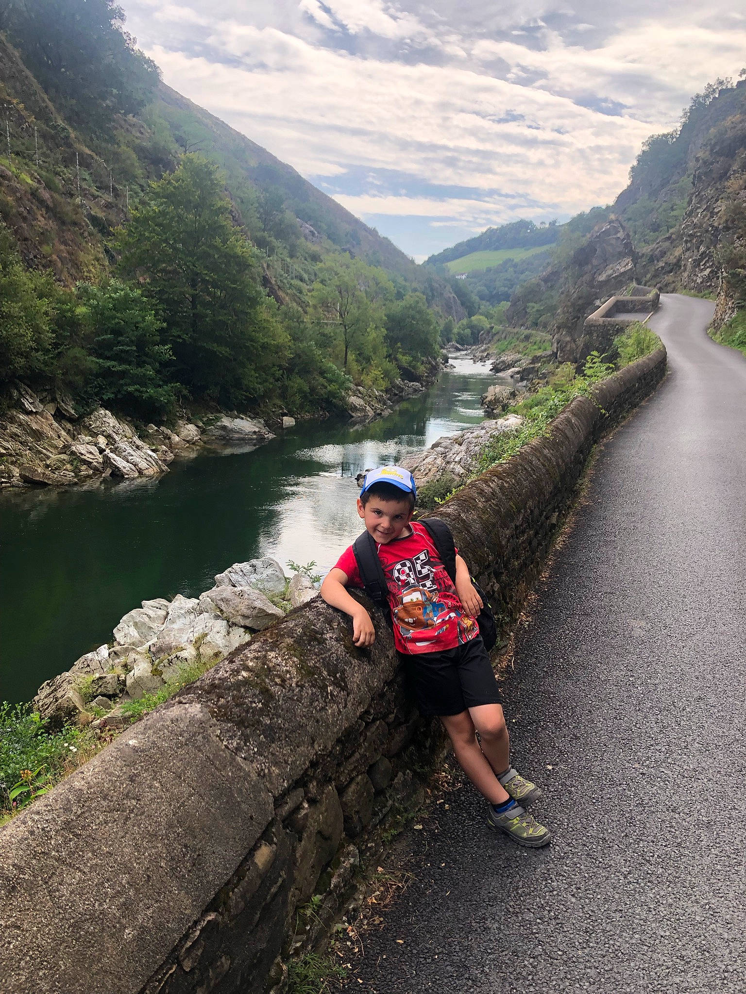 Mathys a rejoint le concours — aidez-le/la à gagner de superbes lots ! asphalt, bank, cloud, fluvial_landforms_of_streams, geological_phenomenon, highland, joy, lake, landscape, leisure, morning, mountain, mountainous_landforms, natural_environment, natural_landscape, people_in_nature, person, plant, sky, travel