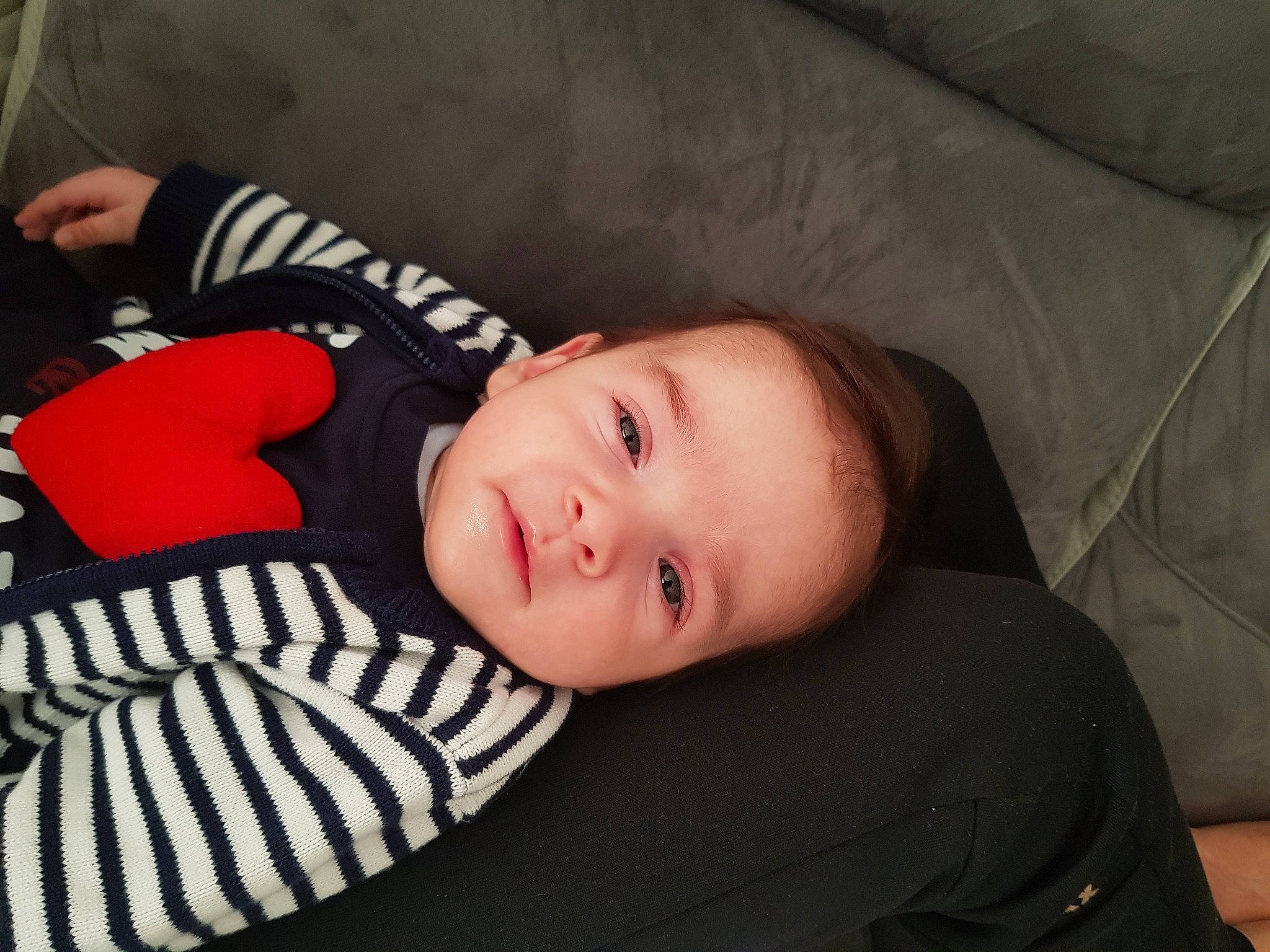 Hamza a rejoint le concours — aidez-le/la à gagner de superbes lots ! baby, baby_products, baby_toddler_clothing, cheek, child, collar, comfort, flash_photography, fun, happy, pattern, person, portrait_photography, sitting, sleeve, smile, toddler, wood