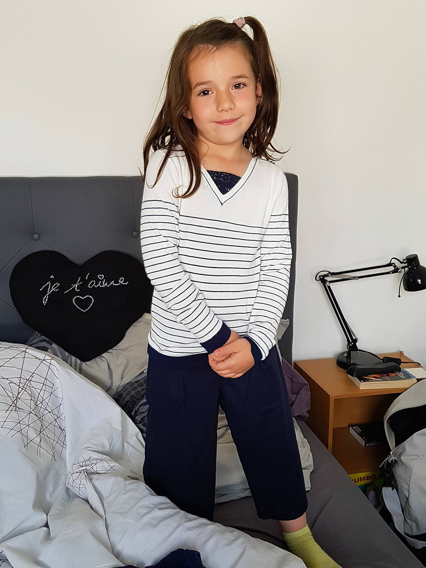 Inaya a rejoint le concours — aidez-le/la à gagner de superbes lots ! clothing, girl, joy, leg, outerwear, person, product, shoe, shoulder, sitting, sleeve, t_shirt, top, white