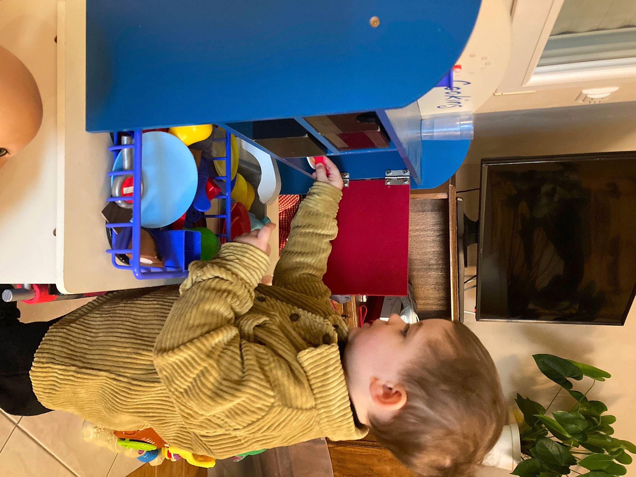 Sören a rejoint le concours — aidez-le/la à gagner de superbes lots ! baby, ceiling, child, comfort, flooring, fun, leisure, machine, person, play, room, space, toddler, visual_arts, wood