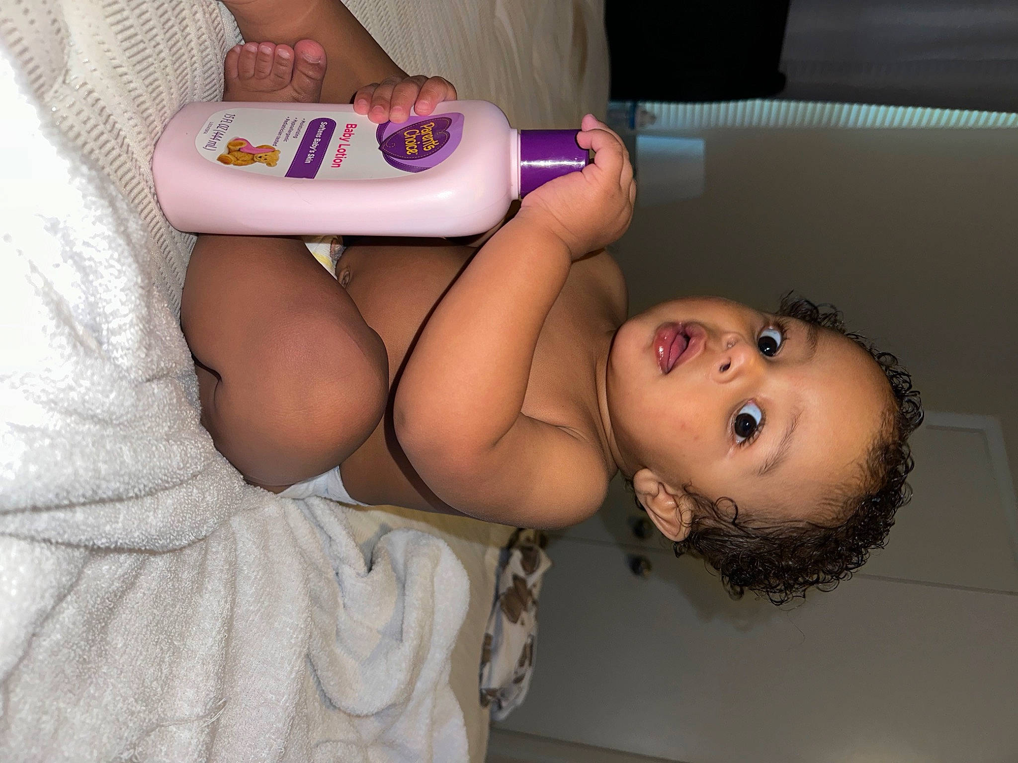 Caisen is registered to the contest to win money with this photo: abdomen, baby, bathing, chest, comfort, elbow, eyelash, flash_photography, happy, human_leg, joint, knee, lip, mouth, nail, person, skin, thigh, toddler, trunk