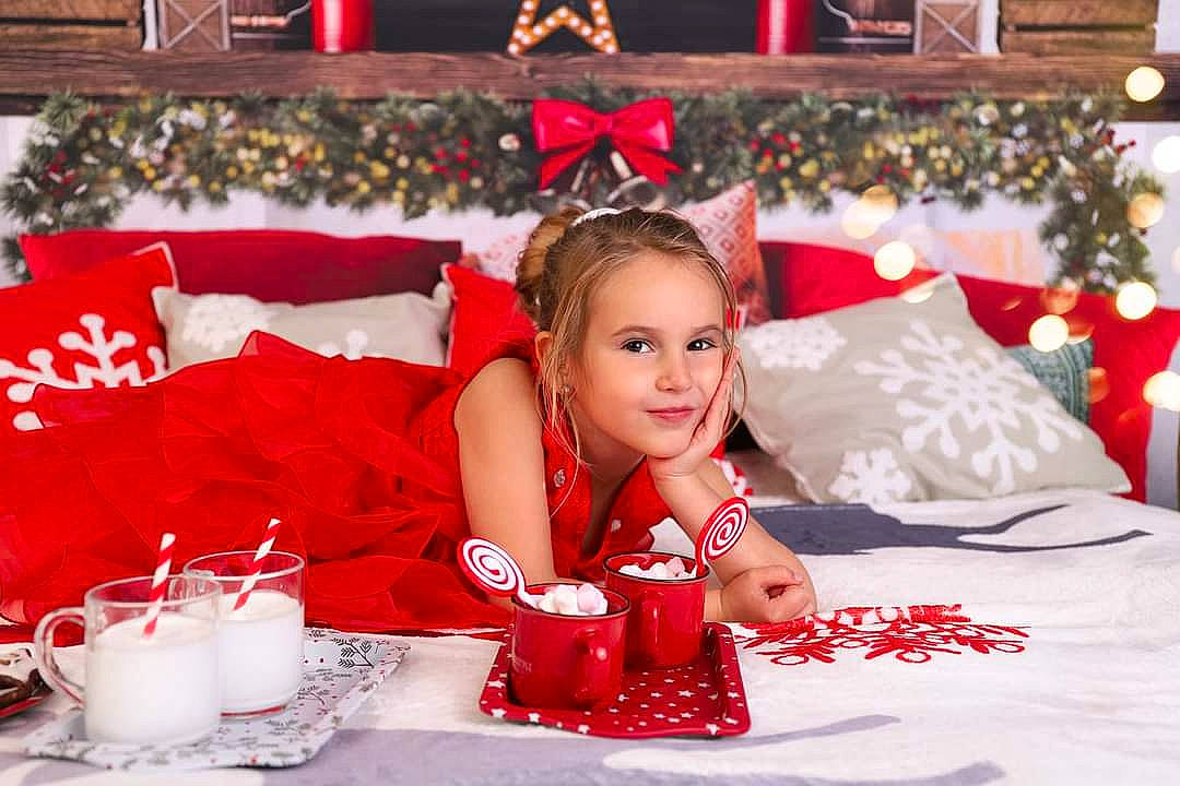 Estelle participe au concours pour gagner de l'argent avec cette photo : baby_toddler_clothing, christmas, christmas_decoration, christmas_eve, cup, decoration, drinkware, event, happy, holiday, joy, person, plate, red, serveware, smile, table, tablecloth, tableware, textile