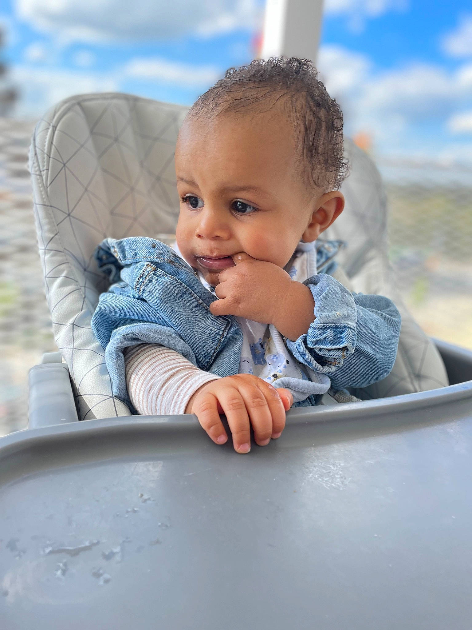 Owen a rejoint le concours — aidez-le/la à gagner de superbes lots ! arm, baby, baby_toddler_clothing, blue, cheek, child, cloud, comfort, facial_expression, fun, happy, leisure, person, sitting, skin, sky, sleeve, smile, standing, t_shirt