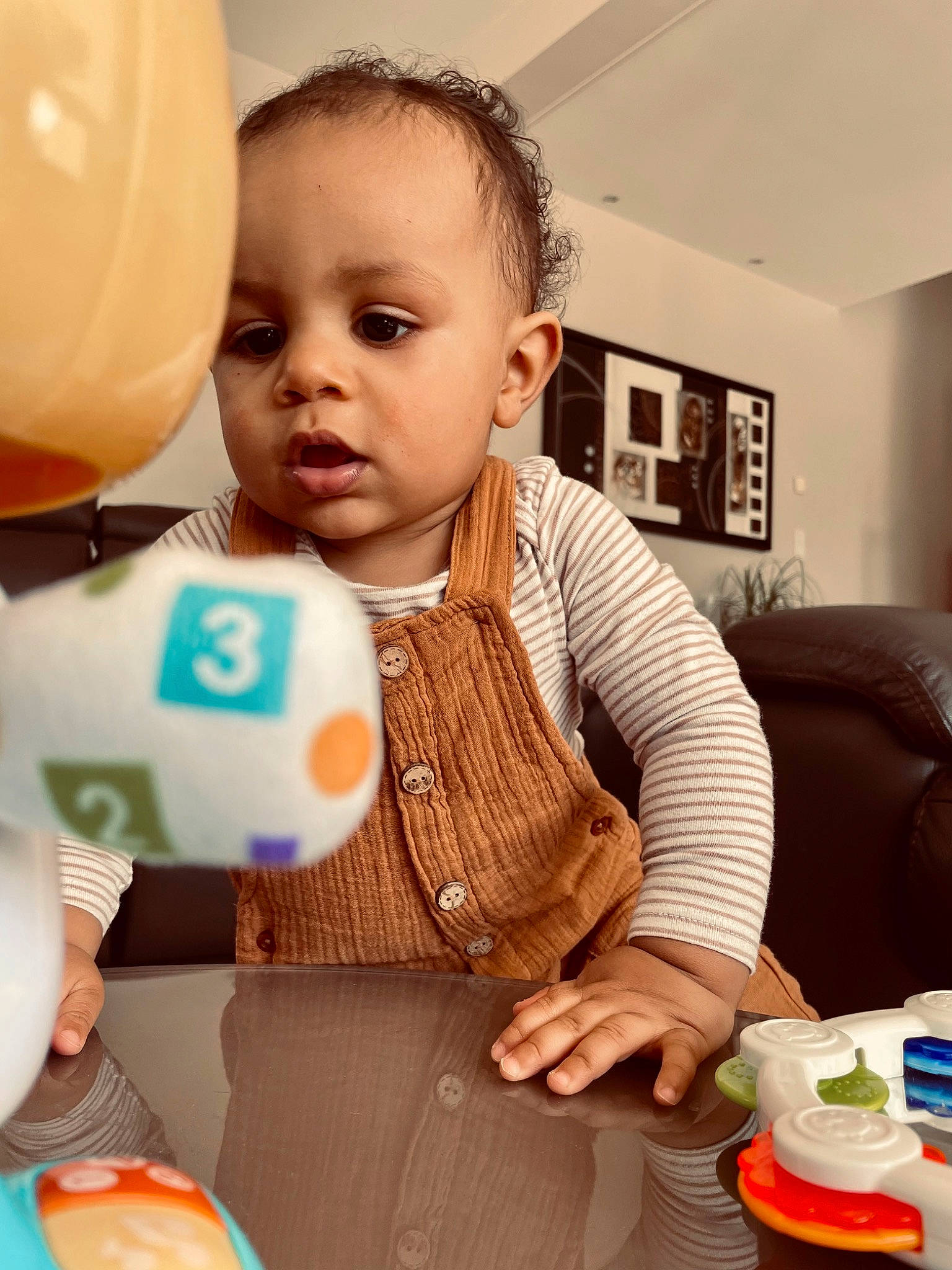 Owen a rejoint le concours — aidez-le/la à gagner de superbes lots ! baby, baby_products, balloon, child, face, fashion_accessory, finger, flooring, fun, hairstyle, happy, head, person, plastic, play, room, sitting, skin, toddler, toy