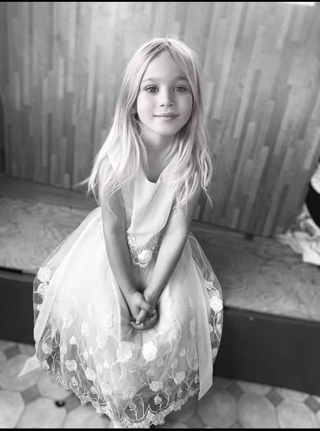 Tenessy participe au concours pour gagner de l'argent avec cette photo : black_and_white, blond, clothing, dress, eye, face, fashion_design, flash_photography, grass, hair, happy, human_body, iris, joy, long_hair, monochrome, monochrome_photography, people_in_nature, person, sitting