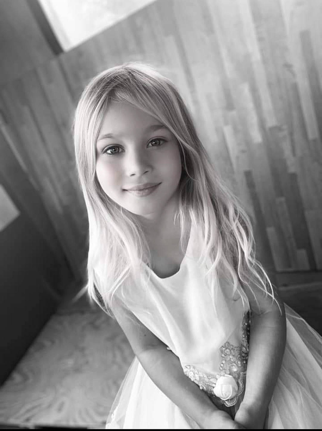 Tenessy a rejoint le concours — aidez-le/la à gagner de superbes lots ! beauty, black_and_white, blond, eyebrow, eyelash, face, flash_photography, gesture, hairstyle, happy, human_leg, iris, joy, layered_hair, lip, long_hair, monochrome, monochrome_photography, people, person