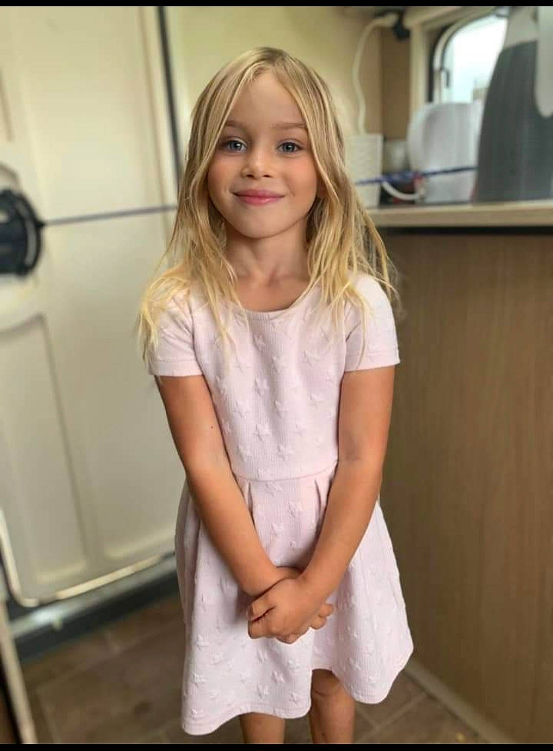 Tenessy participe au concours pour gagner de l'argent avec cette photo : dress, elbow, flash_photography, gesture, hair, happy, human_body, human_leg, joint, joy, layered_hair, long_hair, neck, outerwear, person, shoulder, skin, sleeve, smile, standing